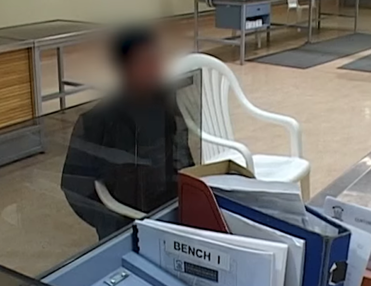 一名本身持有中國護照的內地男子,以偽造香港特區護照欲由香港入境新西蘭,但被當地海關當場揭發是假護照,將其驅逐出境,他坦承希望藉特區護照身份在新西蘭尋找工作。