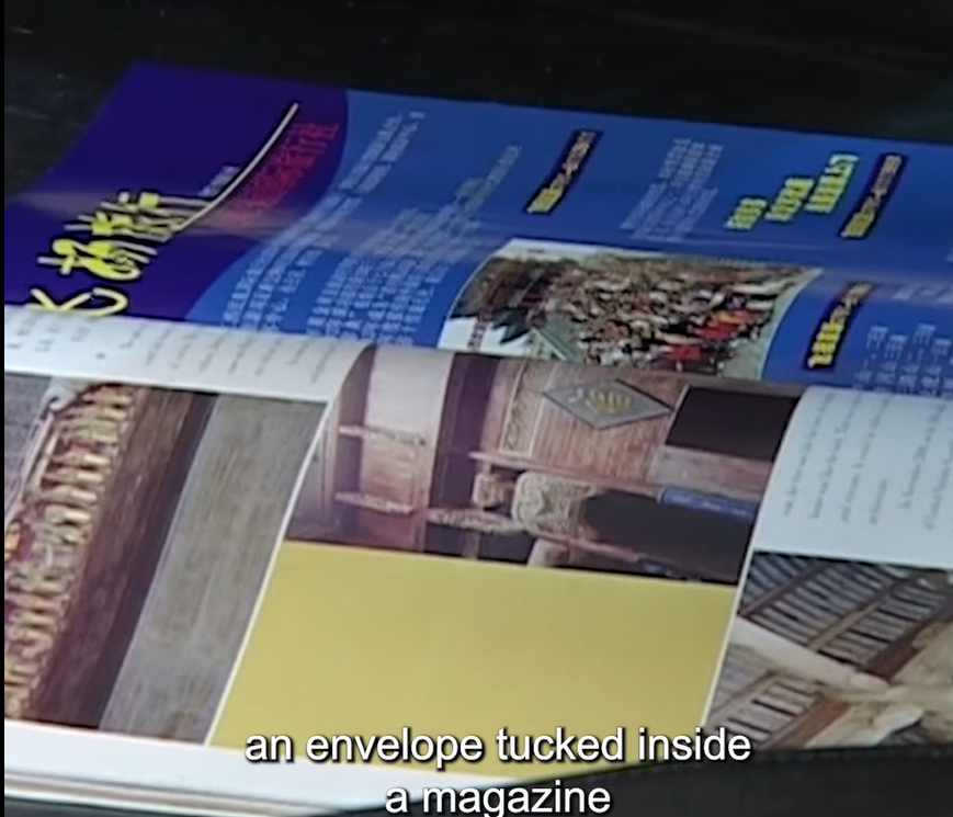 執法人員搜查其旅行袋,發現其所攜帶的一本中文有關澳洲及新西蘭的旅遊雜誌藏有一信封,拆開後發現是一本中國護照及一張機票,該男子供稱是他擁有,惟中國護照的名字與偽造香港特區護照的名字卻不同