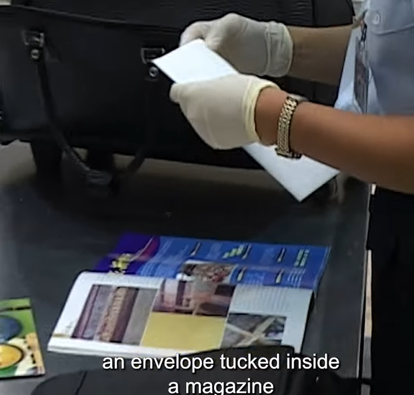 執法人員搜查其旅行袋,發現其所攜帶的一本中文有關澳洲及新西蘭的旅遊雜誌藏有一信封,拆開後發現是一本中國護照及一張機票,該男子供稱是他擁有,惟中國護照的名字與偽造香港特區護照的名字卻不同