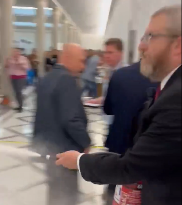 布勞恩手持滅火筒噴射。(影片截圖)