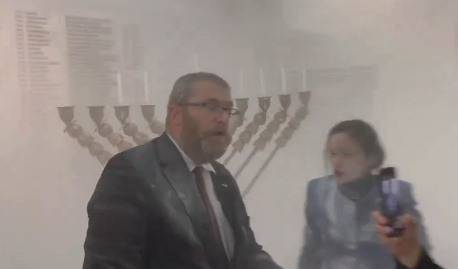 其他的議員對布勞恩行為不滿。(影片截圖)