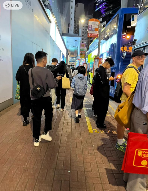 不過,大批內地網民就極不認同發文者的觀點,揚言港人不歡迎內地人到訪,直指「不會說英語就不理我們」。(圖片來源:小紅書)