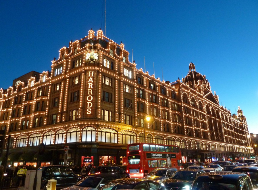 對面是Harrods。(互聯網)