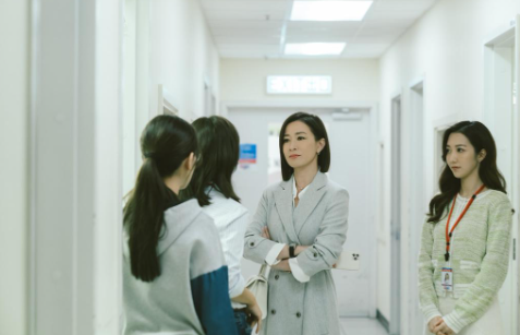 部分內地網民亦認同發文者的看法,直指「港人不是五官多精緻,而是那種幹練的氣質」。(圖片來源:TVB《新聞女王》劇照)