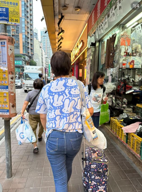 只因她走在香港街頭時,觀察到一個十分可愛的現象,表示港人「不管多大年紀,不管男女,都會在身上掛玩偶、穿卡通衣服、背粉色書包」。(圖片來源:小紅書)
