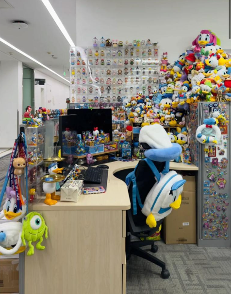 有網民紛紛分享可愛畫面,包括放滿「唐老鴨」及其他迪士尼公仔的工作崗位。(圖片來源:小紅書)