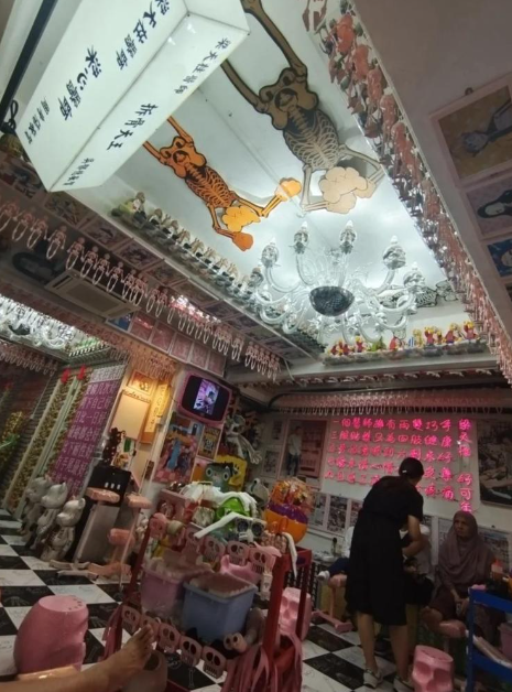 全體粉紅色的跌打館。(圖片來源:小紅書)