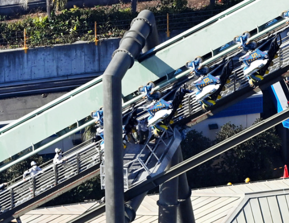 日本大阪環球影城今日(14日)早上發生機動遊戲事故,懸浮式雲霄飛車「飛天翼龍」在靠近最高點時忽然暫停行駛,32名乘客以頭下腳上的狀態倒掛於40米高空中,場面驚險。幸所有乘客及後透過緊急逃生樓梯離開