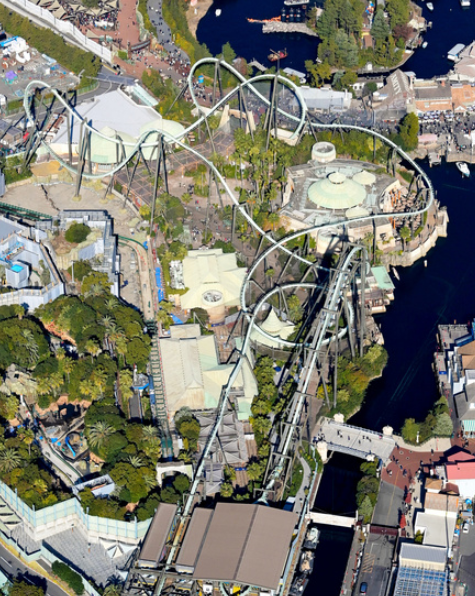 日本大阪環球影城今日(14日)早上發生機動遊戲事故,懸浮式雲霄飛車「飛天翼龍」在靠近最高點時忽然暫停行駛,32名乘客以頭下腳上的狀態倒掛於40米高空中,場面驚險。幸所有乘客及後透過緊急逃生樓梯離開