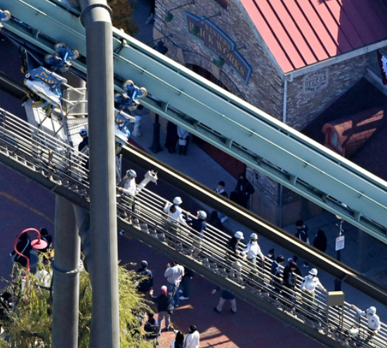 日本大阪環球影城今日(14日)早上發生機動遊戲事故,懸浮式雲霄飛車「飛天翼龍」在靠近最高點時忽然暫停行駛,32名乘客以頭下腳上的狀態倒掛於40米高空中,場面驚險。幸所有乘客及後透過緊急逃生樓梯離開