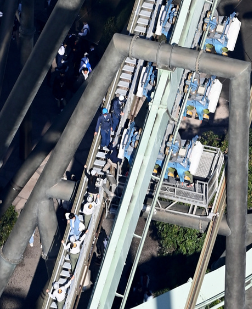 日本大阪環球影城今日(14日)早上發生機動遊戲事故,懸浮式雲霄飛車「飛天翼龍」在靠近最高點時忽然暫停行駛,32名乘客以頭下腳上的狀態倒掛於40米高空中,場面驚險。幸所有乘客及後透過緊急逃生樓梯離開