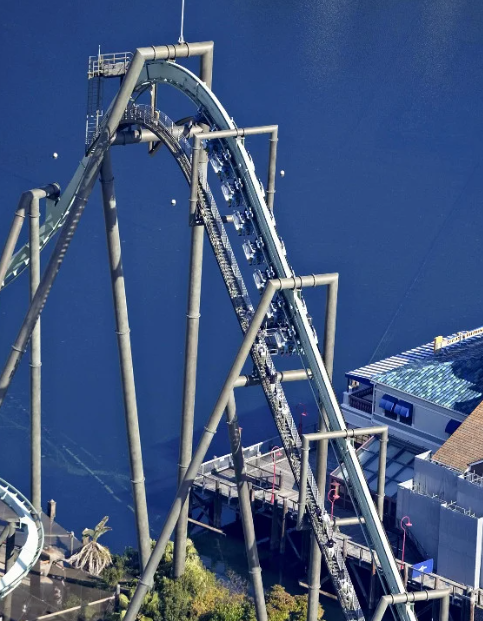 日本大阪環球影城今日(14日)早上發生機動遊戲事故,懸浮式雲霄飛車「飛天翼龍」在靠近最高點時忽然暫停行駛,32名乘客以頭下腳上的狀態倒掛於40米高空中,場面驚險。幸所有乘客及後透過緊急逃生樓梯離開