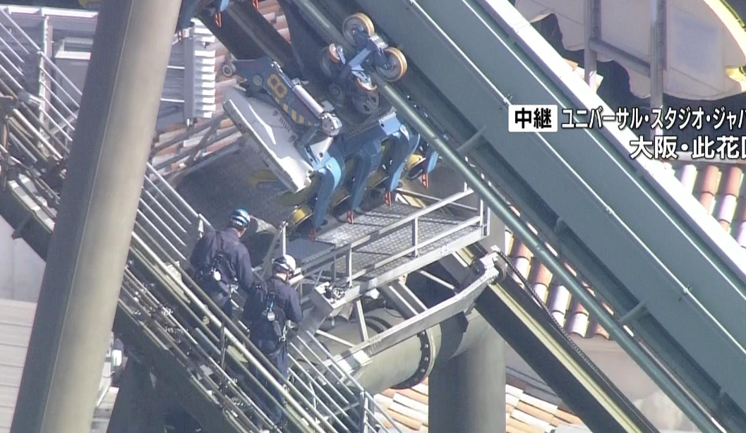 日本大阪環球影城今日(14日)早上發生機動遊戲事故,懸浮式雲霄飛車「飛天翼龍」在靠近最高點時忽然暫停行駛,32名乘客以頭下腳上的狀態倒掛於40米高空中,場面驚險。幸所有乘客及後透過緊急逃生樓梯離開