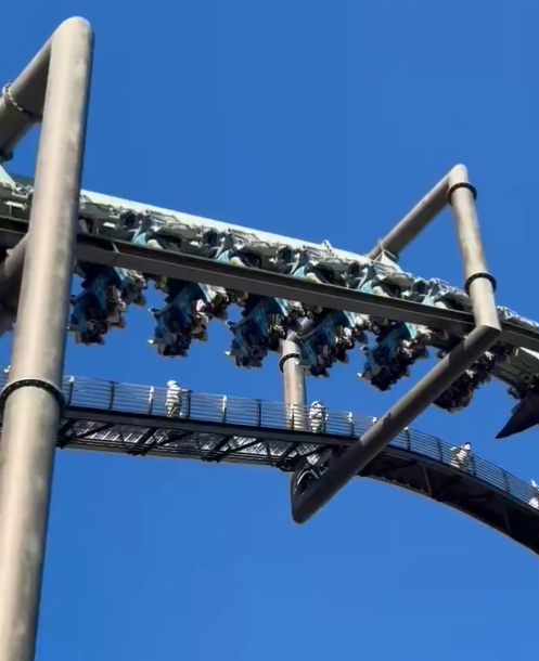 日本大阪環球影城今日(14日)早上發生機動遊戲事故,懸浮式雲霄飛車「飛天翼龍」在靠近最高點時忽然暫停行駛,32名乘客以頭下腳上的狀態倒掛於40米高空中,場面驚險。幸所有乘客及後透過緊急逃生樓梯離開