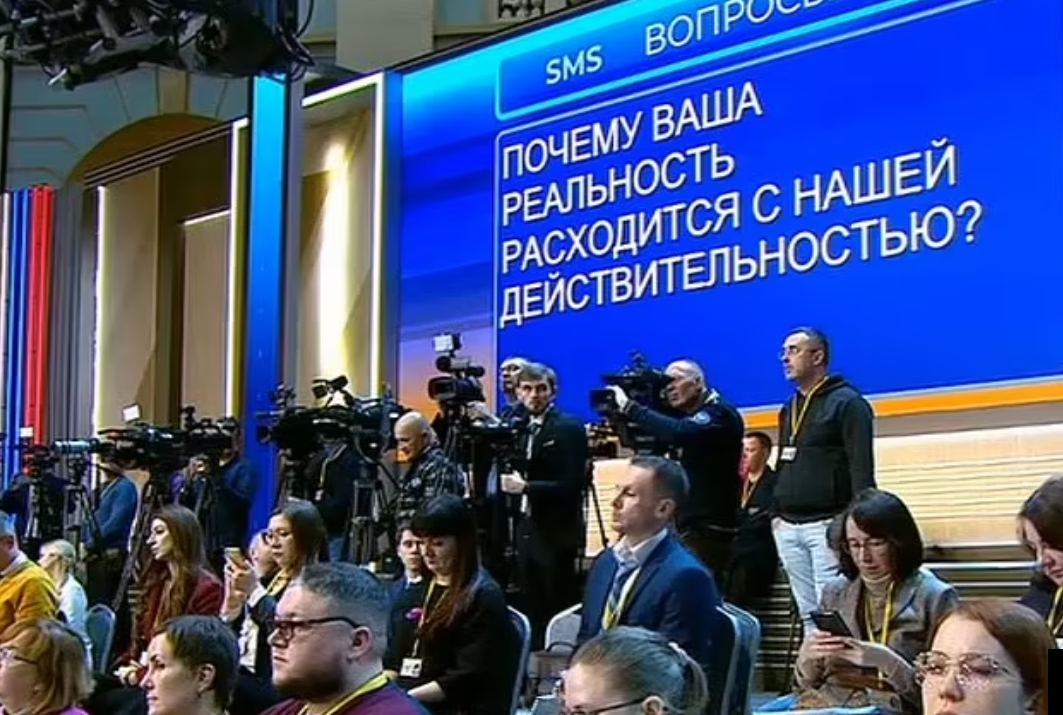 有民眾問普京是否活在平行時空,為何他口中的現實跟民眾的不同。(互聯網)