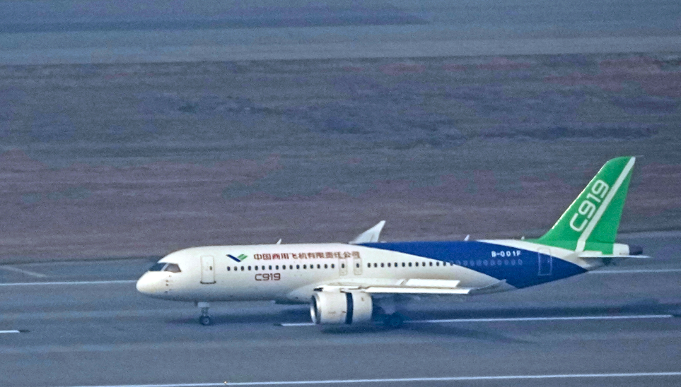 國家自主研製的民航客機C919,周六上午飛越維多利亞港上空作飛行演示。(美聯社)