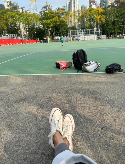 除了上面的6點,她又指來到香港後學習了港人以舒適為主的打扮方式,平常大多只穿「黑白灰三色」、「高跟鞋已經不穿了」。(圖片來源:小紅書)