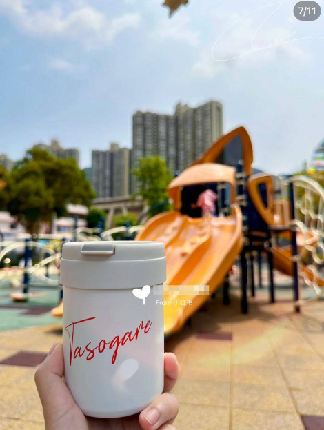 。事主表示香港的「飲品價格好高」,加上公園大多有水機供市民斟水,因此「喜歡上了自帶水壺」及「比以前更愛喝水」。(圖片來源:小紅書)