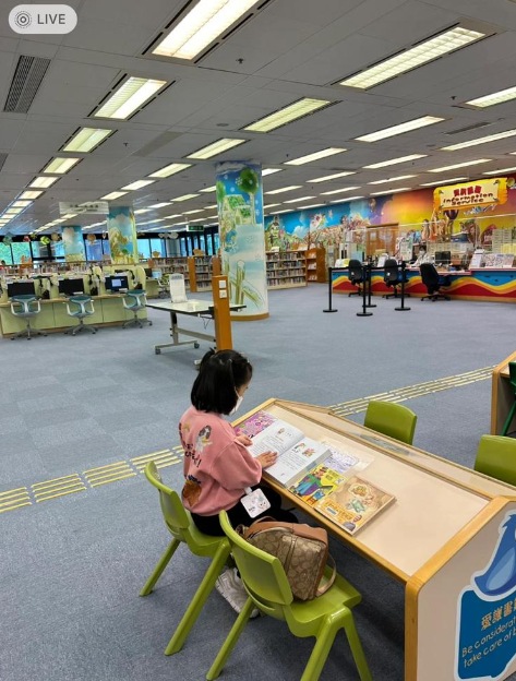 。同時,她又大讚香港有大量公共設施可供市民使用,例如足球場、圖書館等,「帶來鬆弛感」。(圖片來源:小紅書)