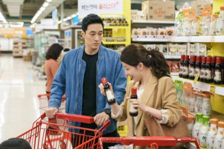 早前,一位內地男生就在社交平台上發文,直指自己在深圳買餸時,遇到有「香港人買東西」,而當時一位香港女士正在爆買用保鮮紙包著的大饅頭,令他不禁嘲諷指香港人「饅頭也稀罕」,並在購買時頻頻直呼「好便宜、好合算」。(圖片來源:MBC《我身後的陶斯》劇照)