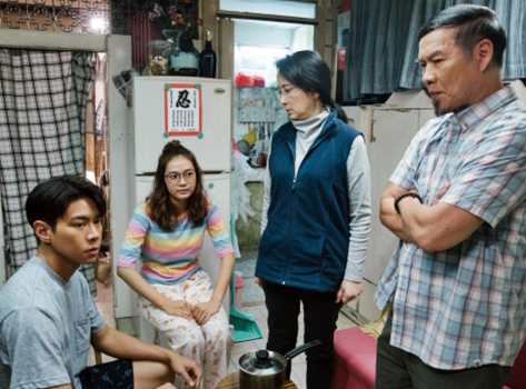 事主之後有與自己的媽媽分享香港的家用文化,他轉述母親表示「她工作那個年代已經不給外公錢了,甚至剛工作還需要外公倒貼」。(圖片來源:TVB《香港愛情故事》劇照)