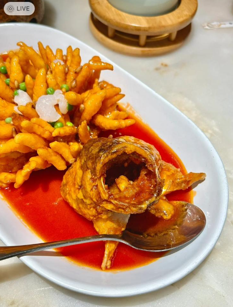 事源她與香港的親戚共進晚餐,當晚其中一道菜是「松子魚」,當在場所有小朋友都說要吃的時候,全部都被廣東婆婆以「好熱氣,不好吃」為由,拒絕讓小朋友進食。當時其他小朋友聽到後都未有回應,僅得香港親戚的小朋友出言反駁,直指「又唔係成日食,你由佢食一餐啦」,令事主認為香港的小朋友「真敢說」。(圖片來源:小紅書)