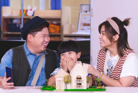 除了反駁婆婆不讓吃熱氣的松子魚,事主又說當大人聊天時,「香港小孩感興趣的話題又會跟著參與。(圖片來源:ViuTV《反起跑線聯盟》劇照)