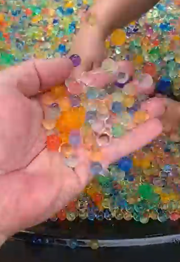 水珠吸水後會發大,色彩斑斕似足啫喱糖。(互聯網)