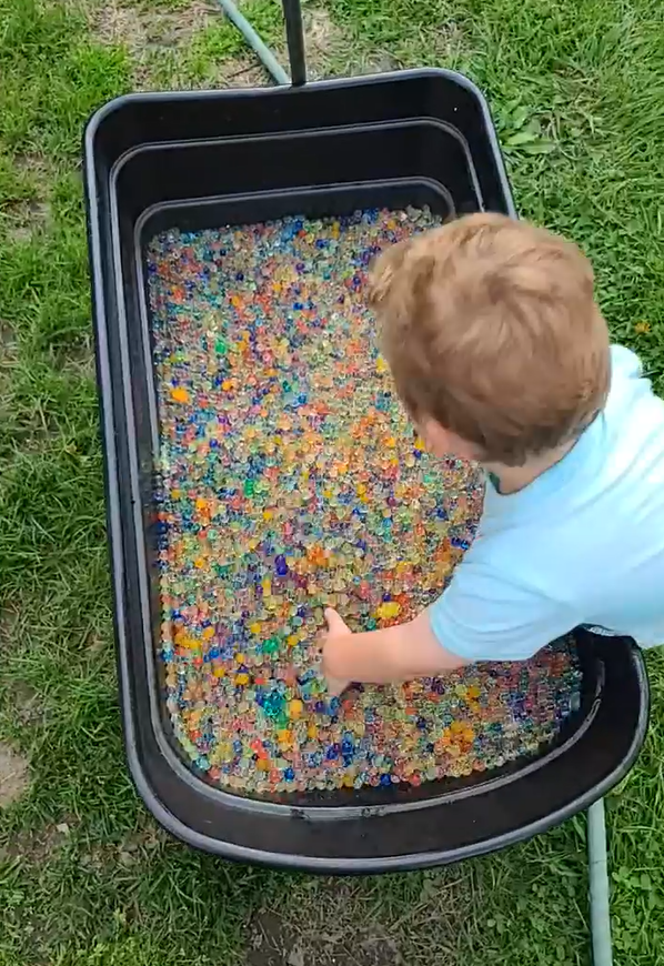 水珠吸水後會發大,色彩斑斕似足啫喱糖。(互聯網)