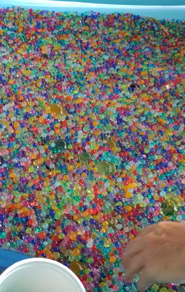 水珠吸水後會發大,色彩斑斕似足啫喱糖。(互聯網)