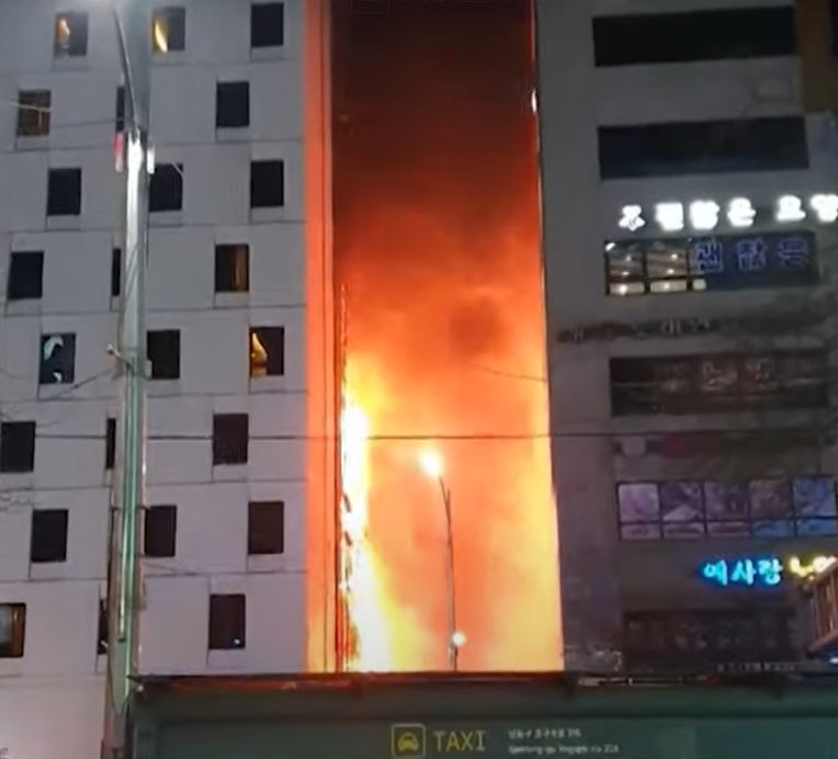 南韓仁川市中心一間酒店昨日(17日)晚上發生火警,至少54傷送院,有民眾從酒店屋頂跳往毗鄰大樓逃生