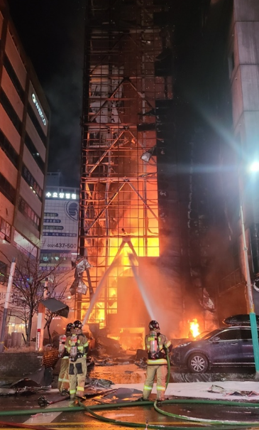 南韓仁川市中心一間酒店昨日(17日)晚上發生火警,至少54傷送院,有民眾從酒店屋頂跳往毗鄰大樓逃生