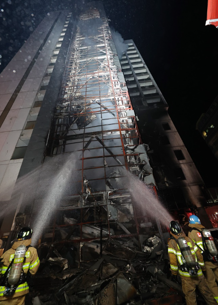 南韓仁川市中心一間酒店昨日(17日)晚上發生火警,至少54傷送院,有民眾從酒店屋頂跳往毗鄰大樓逃生