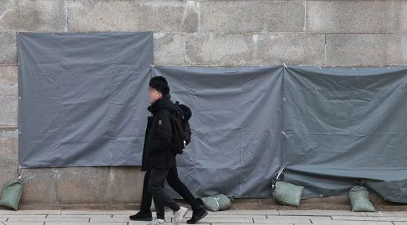 文化財廳表示,目前20名專家正盡速修復外牆,目前已經將遭外牆以布幕圍住,預計清洗至少需要一周的時間。