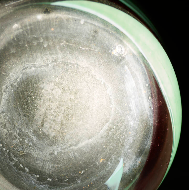 花樽底部有個M字。(互聯網)