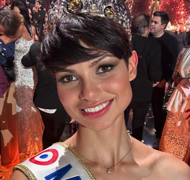 法國小姐選舉上周六(16日)舉行,由芳齡20歲的短髮佳麗吉爾斯(Eve Gilles)奪冠,有別於以往冠軍都是長髮、飄逸及曲髮等造型,吉爾斯是這項選美活動103年歷史中首名非長髮冠軍