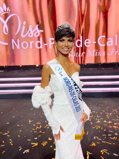 法國小姐選舉上周六(16日)舉行,由芳齡20歲的短髮佳麗吉爾斯(Eve Gilles)奪冠,有別於以往冠軍都是長髮、飄逸及曲髮等造型,吉爾斯是這項選美活動103年歷史中首名非長髮冠軍