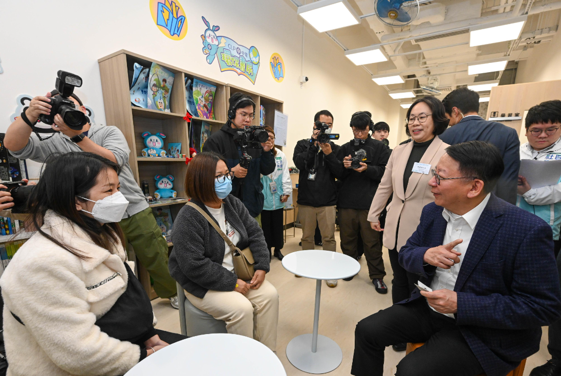 陳國基視察深水埗社區客廳。