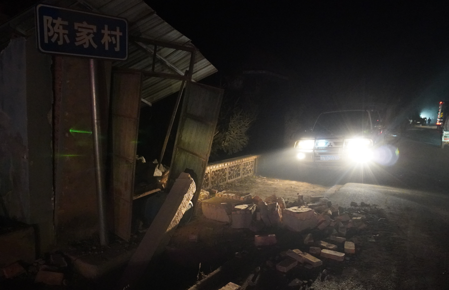 甘肅省臨夏回族自治州積石山縣午夜前發生6.2級地震,導致甘肅及青海兩省多地有強烈震感,增至逾百人死亡。(新華社)