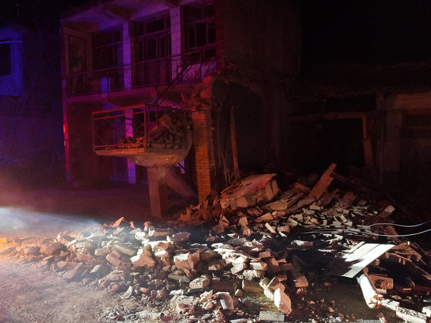 甘肅省臨夏回族自治州積石山縣午夜前發生6.2級地震,導致甘肅及青海兩省多地有強烈震感,增至逾百人死亡。(新華社)