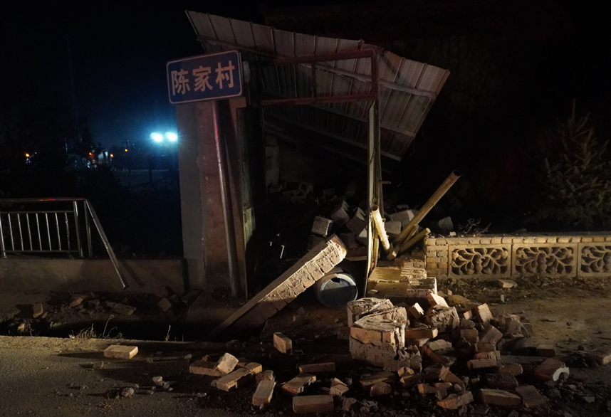 甘肅省臨夏回族自治州積石山縣午夜前發生6.2級地震,導致甘肅及青海兩省多地有強烈震感,增至逾百人死亡。(新華社)