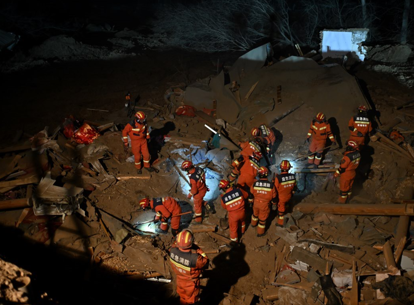 甘肅省臨夏回族自治州積石山縣午夜前發生6.2級地震,導致甘肅及青海兩省多地有強烈震感,增至逾百人死亡。(新華社)