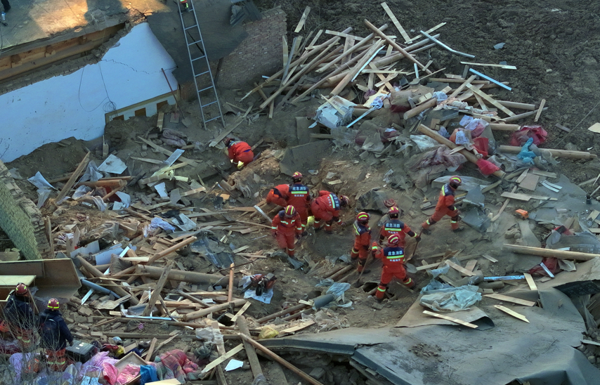 甘肅省臨夏回族自治州積石山縣午夜前發生6.2級地震,導致甘肅及青海兩省多地有強烈震感,增至逾百人死亡。(新華社)