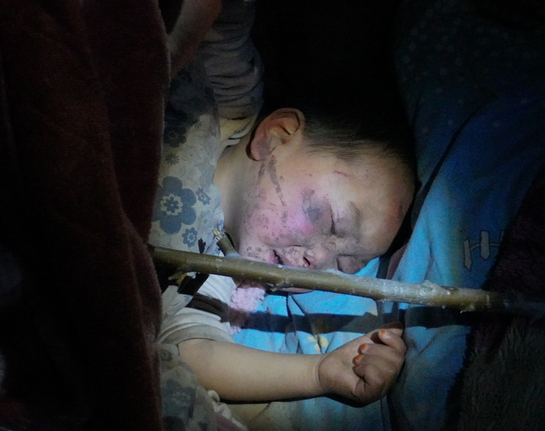 甘肅省臨夏回族自治州積石山縣午夜前發生6.2級地震,導致甘肅及青海兩省多地有強烈震感,增至逾百人死亡。(新華社)