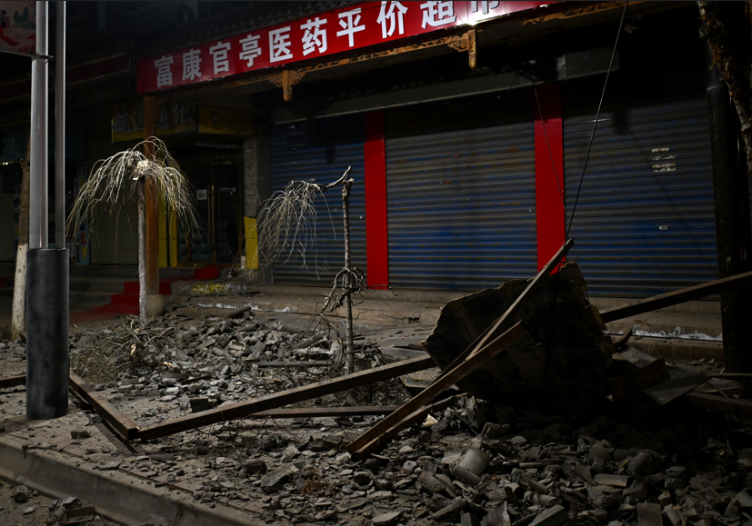 甘肅省臨夏回族自治州積石山縣午夜前發生6.2級地震,導致甘肅及青海兩省多地有強烈震感,增至逾百人死亡。(新華社)