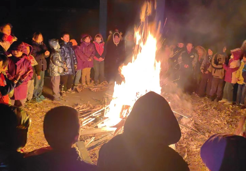 甘肅地震後,街上可見不少人披着被子,甚至赤膊逃出門,災民要生火取暖。