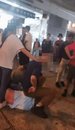 有一家三口的新加坡遊客早前來港旅遊時,上周日(10日)晚光顧佐敦熟食小販市場大排檔時,疑不滿鄰桌一名本地男子吸煙遂投訴,對方及後突然發難「爆樽」傷及父親,雙方在街頭糾纏推撞,最終4人同告受傷及被捕,事發片段近日在社交平台曝光。