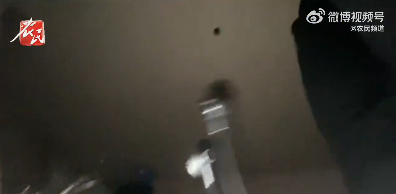 甘肅省臨夏州積石山縣周一(18日)深夜發生6.2級地震,造成重大人命傷亡。當時遠在四川的數名女大學生在晚上11時59分慶祝生日時,也收到了地震預警,嚇得立刻尖叫跳下床往外衝,全過程被紀錄下來。