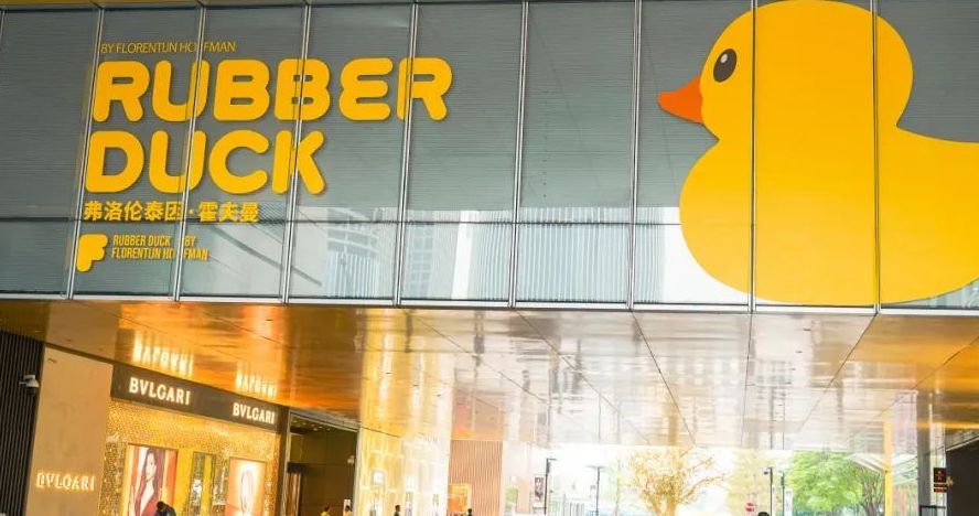 深圳好去處|大黃鴨今「游」入深圳灣 展出至1月20日掀全城打卡熱。(微博圖片)