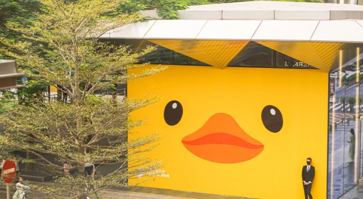 深圳好去處|大黃鴨今「游」入深圳灣 展出至1月20日掀全城打卡熱。(微博圖片)